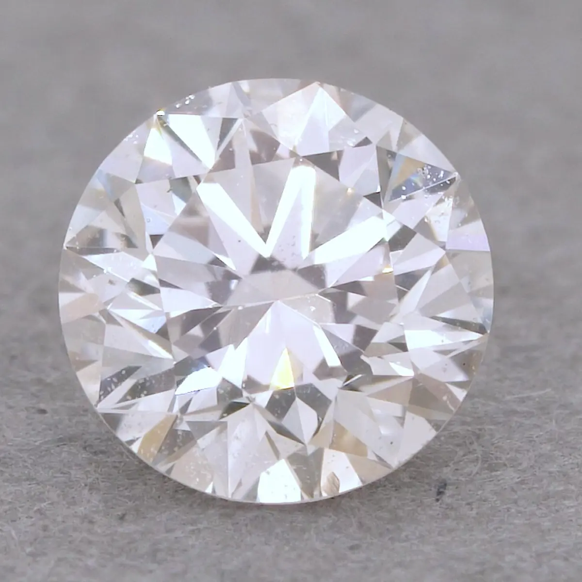 Photographed round diamond from the Giraux catalog
